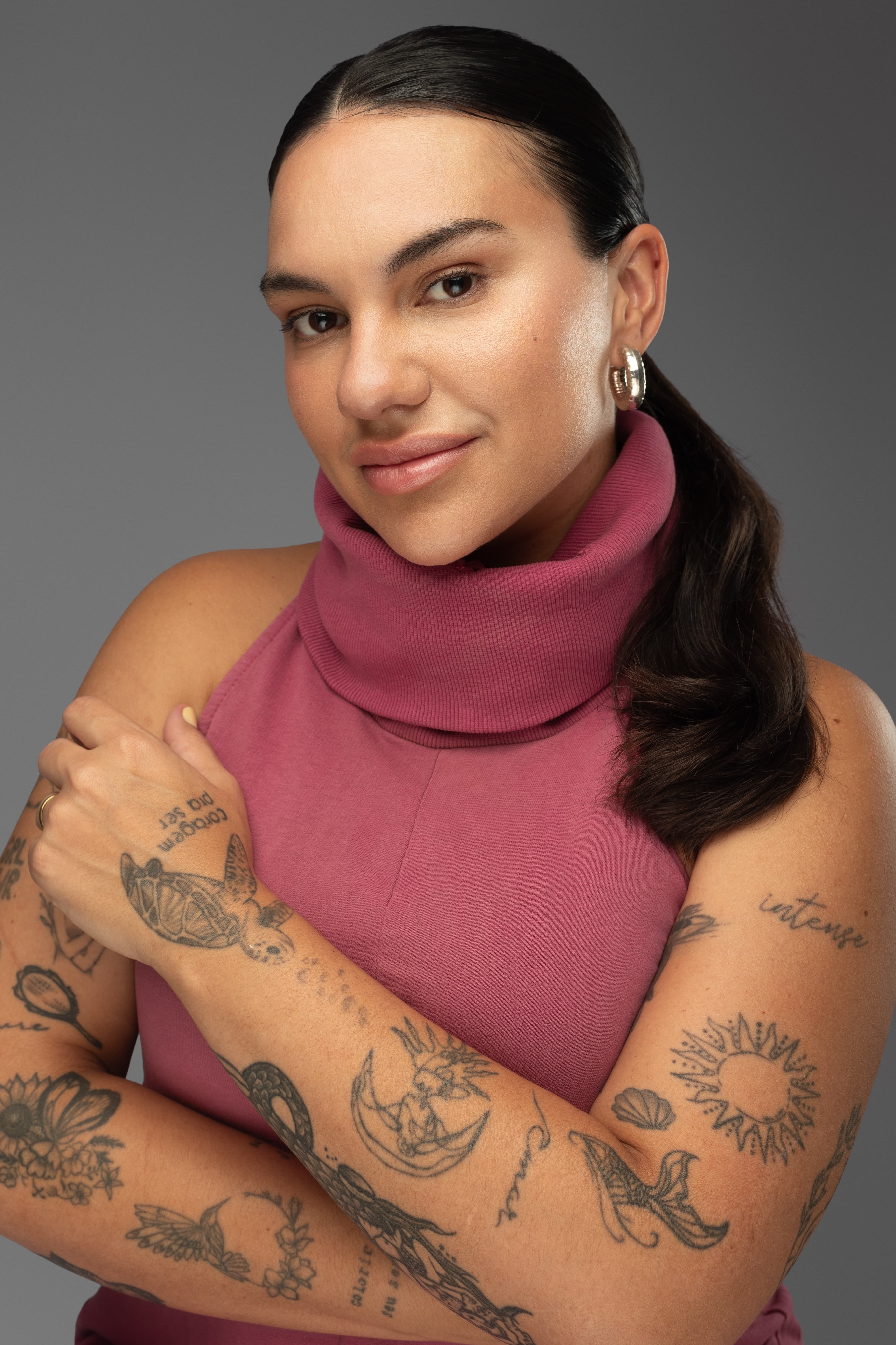 Nicole Osanai em retrato editorial da Babilônicas